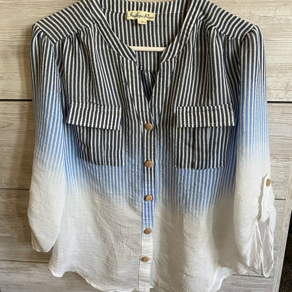 Flowy and beautiful shirt. Dinner party vibes or even keeping it casual. - Picture 3 of 4